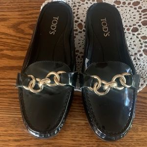 🔸NWOT Tod’s black patent leather mules with a gold buckle